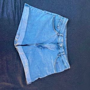 These are light blue mom jean shorts. In perfect condition.H&M brand Size 14/16W